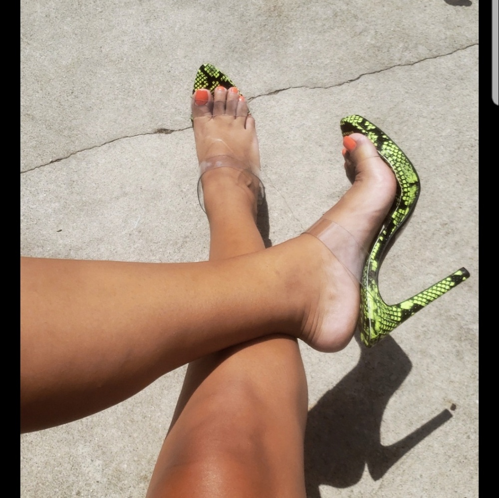 🚨//Hot Babe Summer// Neon Green heel - Picture 3 of 7